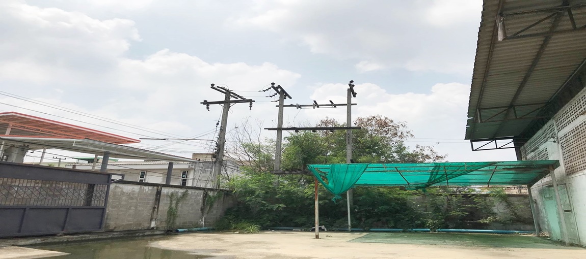 รถหกล้อถอยเข้าตัวโกดังได้ พร้อมพื้นที่จอดรถด้านนอก 6-8 คัน ประหยัดเวลาและค่าเดินทางให้ทั้งคุณ พนักงานและลูกค้า กับโกดังให้เช่า 560 ตร.ม เพชรเกษม ซอย 1 นครปฐม